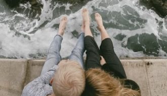 premier rendez vous au bord de la mer couple