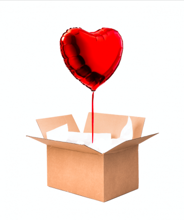 ballon coeur rouge dans une boite en carton