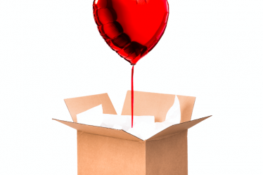 ballon coeur rouge dans une boite en carton