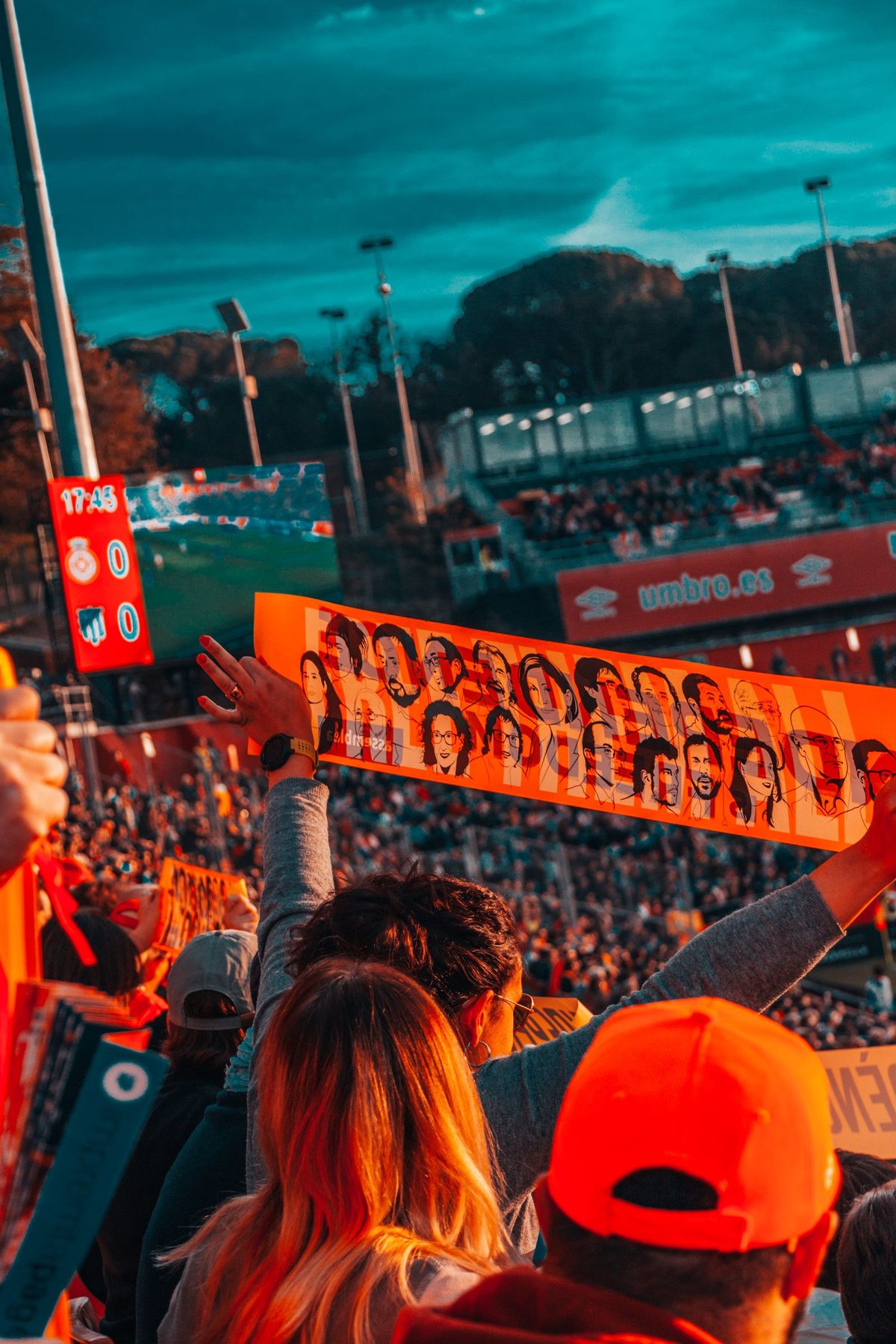 Supporter de football avec écharpe dans les tribunes, ambiance match