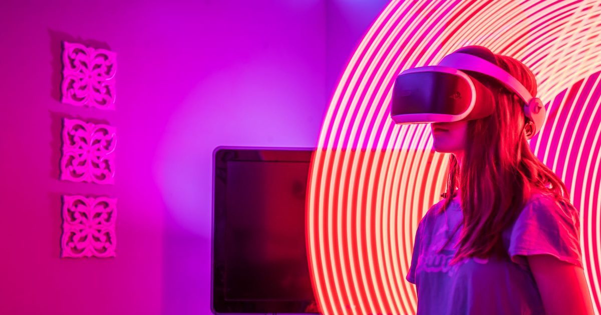 Setup gaming en ambiance néon violette avec casque de réalité virtuelle