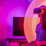 Setup gaming en ambiance néon violette avec casque de réalité virtuelle