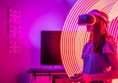 Setup gaming en ambiance néon violette avec casque de réalité virtuelle