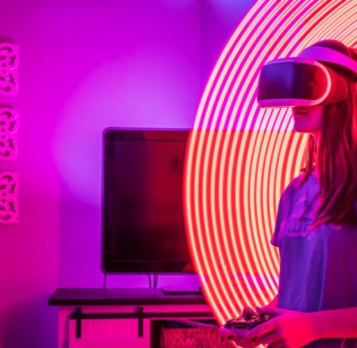 Setup gaming en ambiance néon violette avec casque de réalité virtuelle