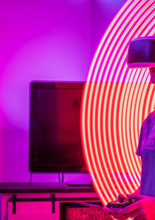 Setup gaming en ambiance néon violette avec casque de réalité virtuelle