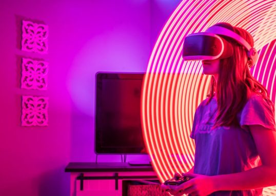 Setup gaming en ambiance néon violette avec casque de réalité virtuelle