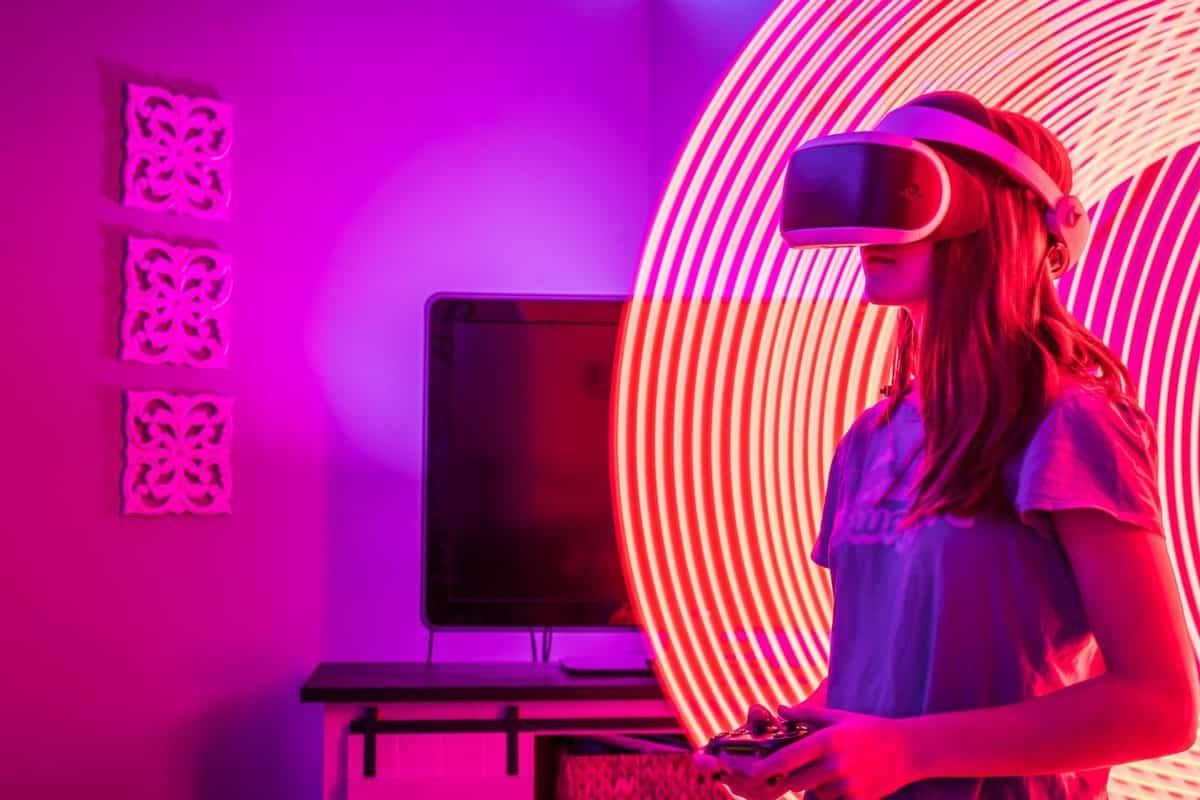 Setup gaming en ambiance néon violette avec casque de réalité virtuelle
