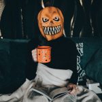Ambiance Halloween cocooning avec masque citrouille effrayant
