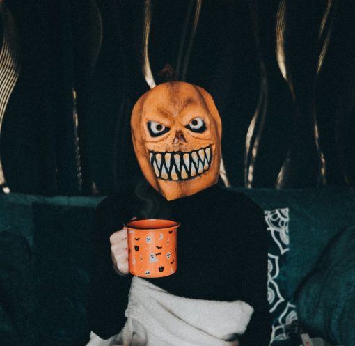 Ambiance Halloween cocooning avec masque citrouille effrayant