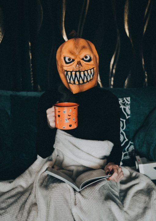 Ambiance Halloween cocooning avec masque citrouille effrayant