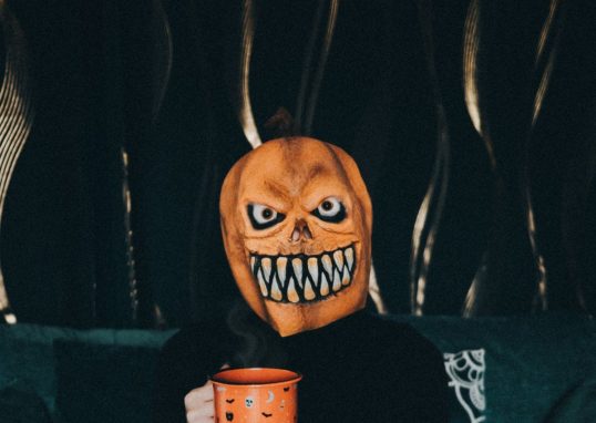 Ambiance Halloween cocooning avec masque citrouille effrayant