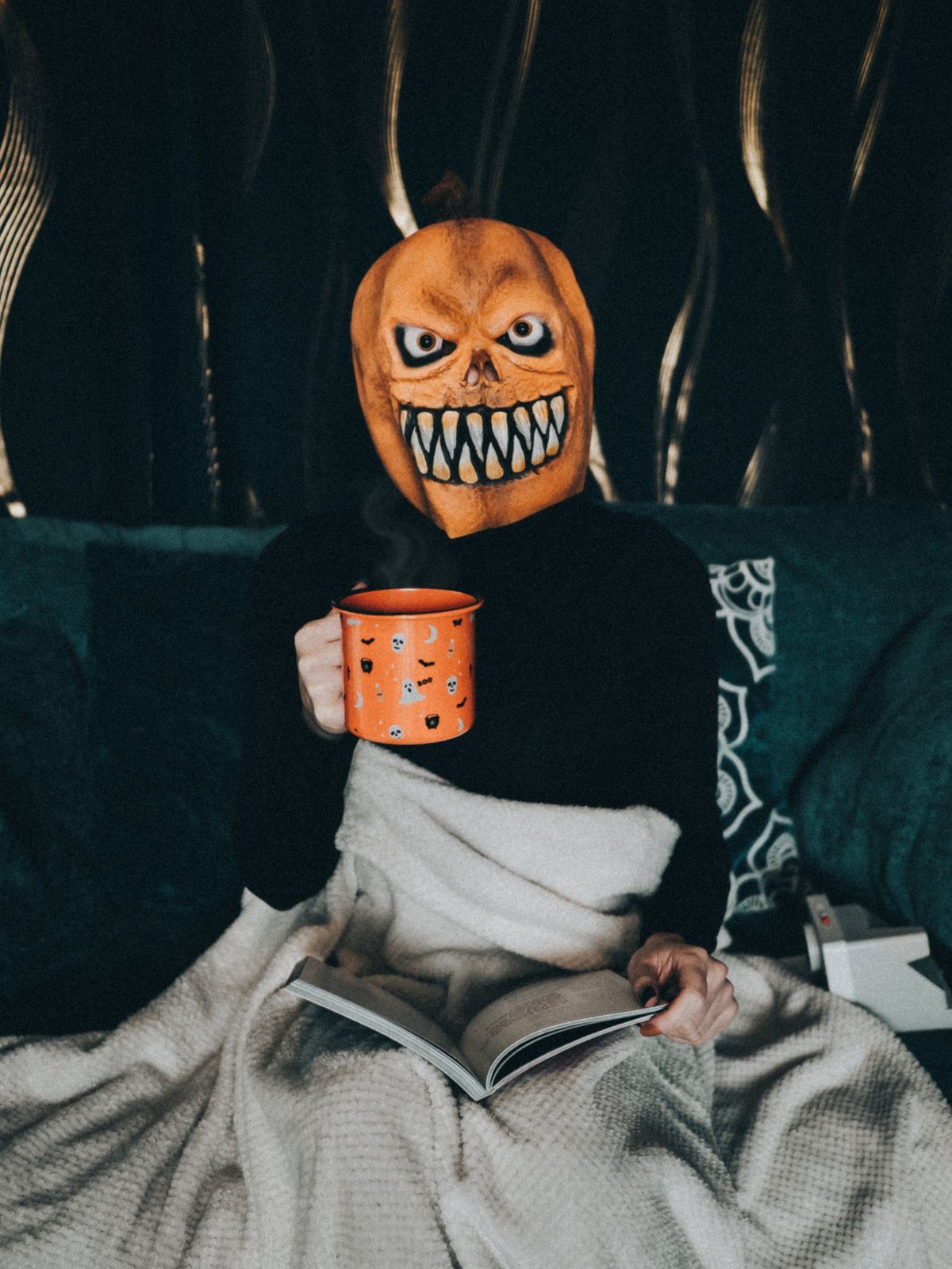 Ambiance Halloween cocooning avec masque citrouille effrayant