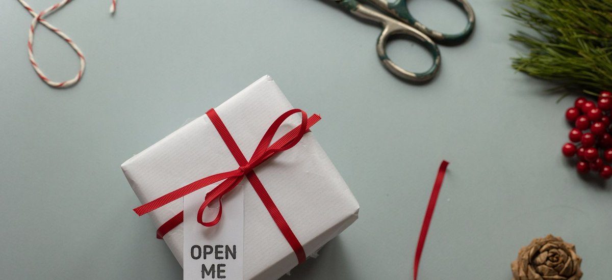 Cadeau emballé avec étiquette Open Me, ambiance festive