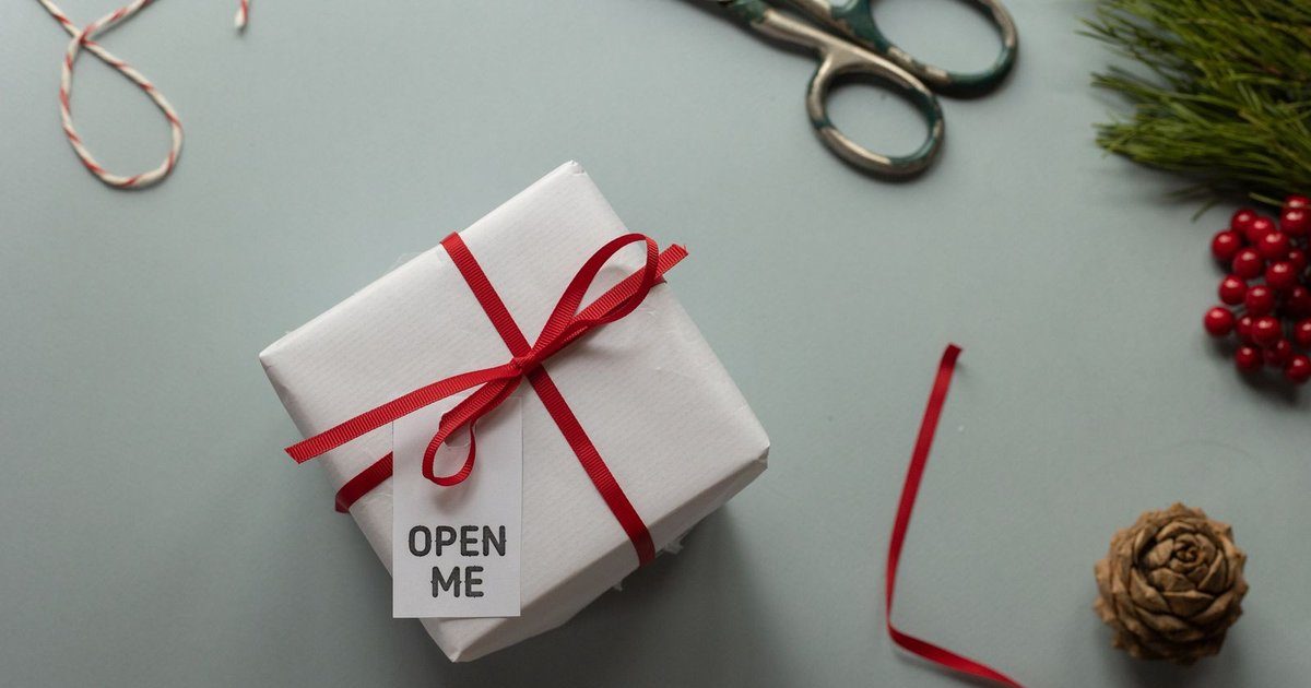 Cadeau emballé avec étiquette Open Me, ambiance festive