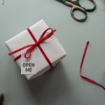 Cadeau emballé avec étiquette Open Me, ambiance festive