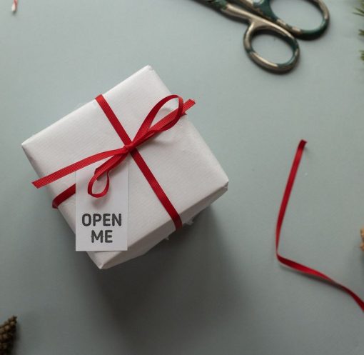 Cadeau emballé avec étiquette Open Me, ambiance festive