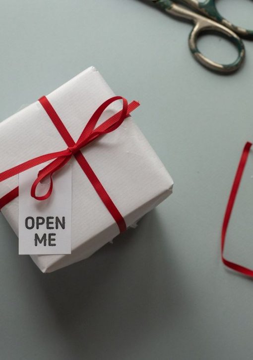 Cadeau emballé avec étiquette Open Me, ambiance festive