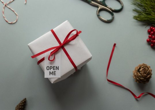 Cadeau emballé avec étiquette Open Me, ambiance festive
