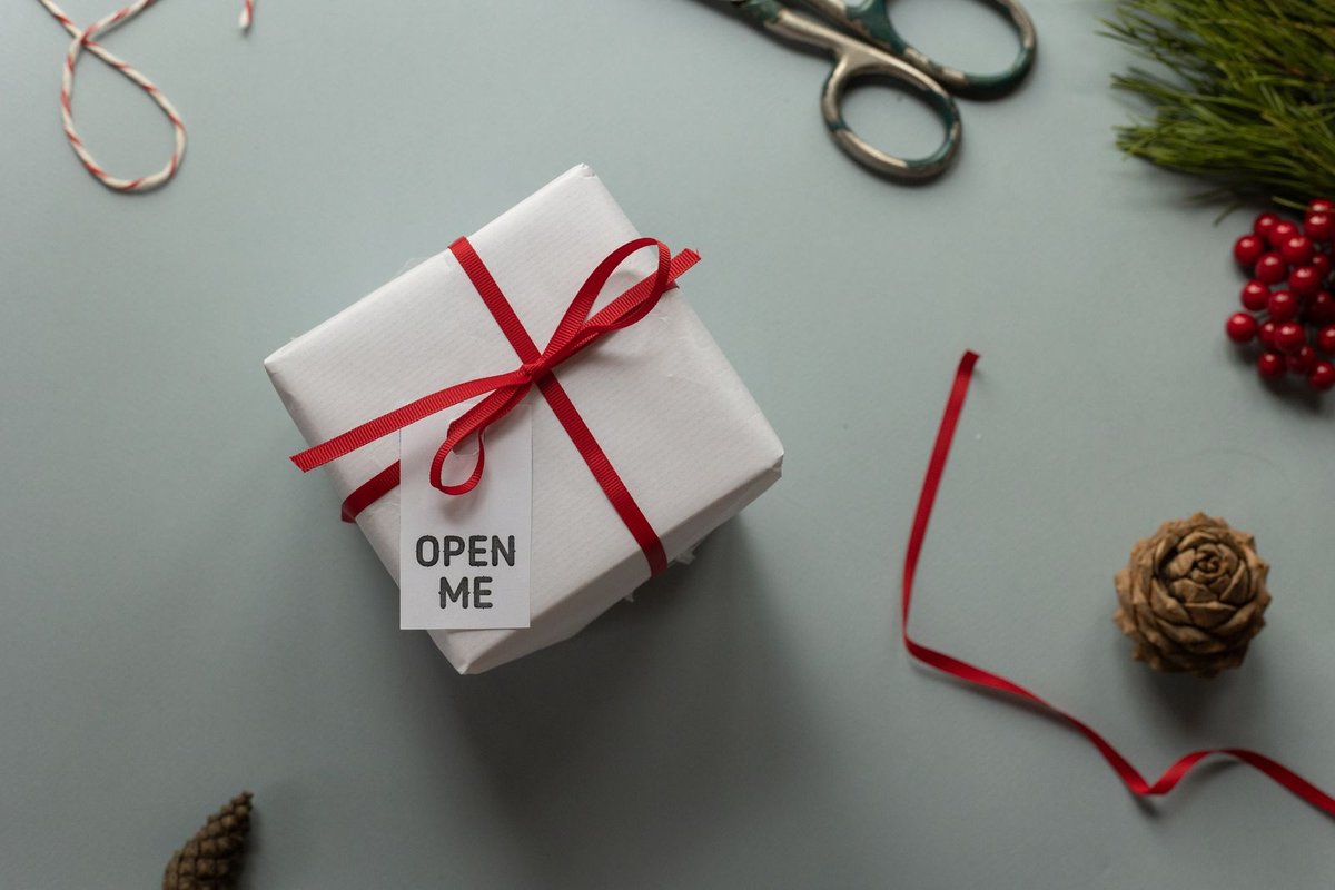 Cadeau emballé avec étiquette Open Me, ambiance festive