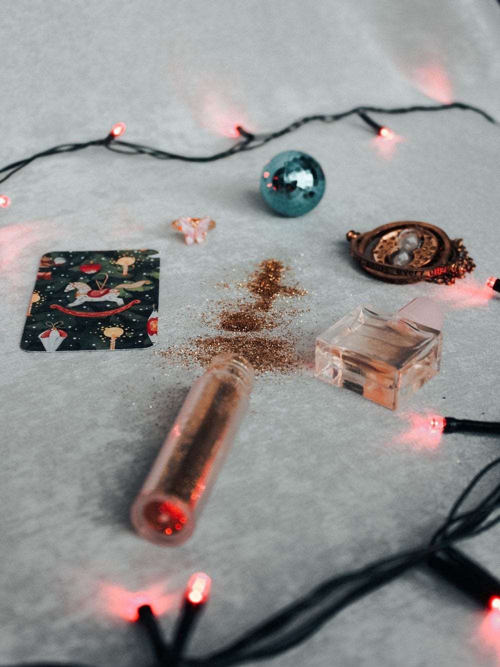 Flatlay cosmétique et décorations de Noël pour calendrier de l'avent beauté