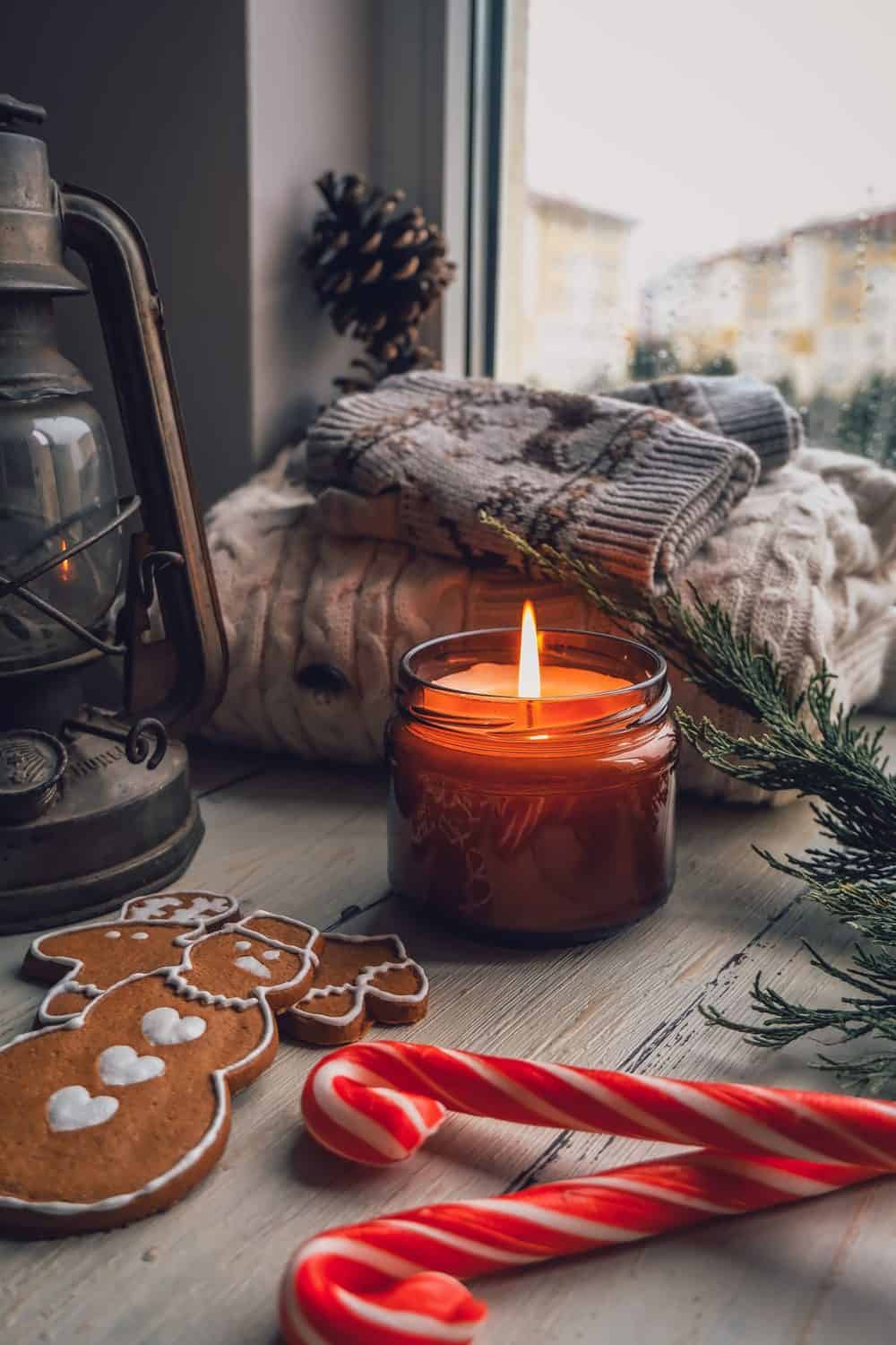 Bougie parfumée allumée en ambiance cocooning d'hiver