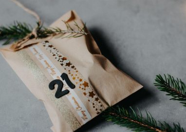 Calendrier de l'avent pour femme 2026, sac kraft numéroté avec branche de sapin