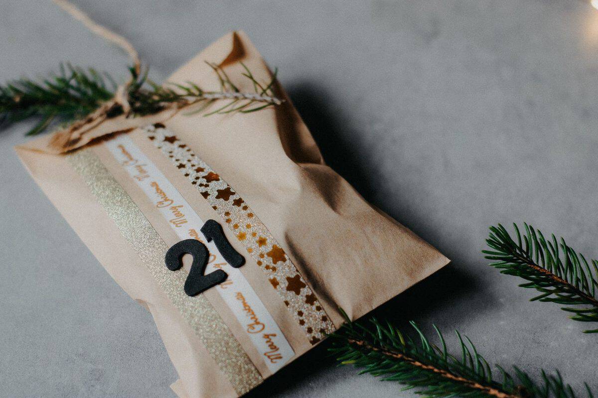 Calendrier de l'avent pour femme 2026, sac kraft numéroté avec branche de sapin