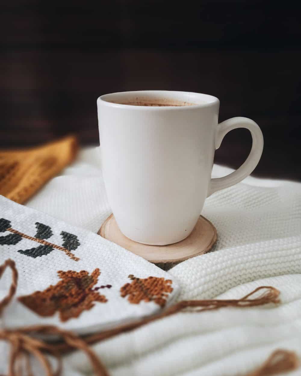 Tasse de thé cosy dans un plaid, ambiance calendrier de l'avent thé